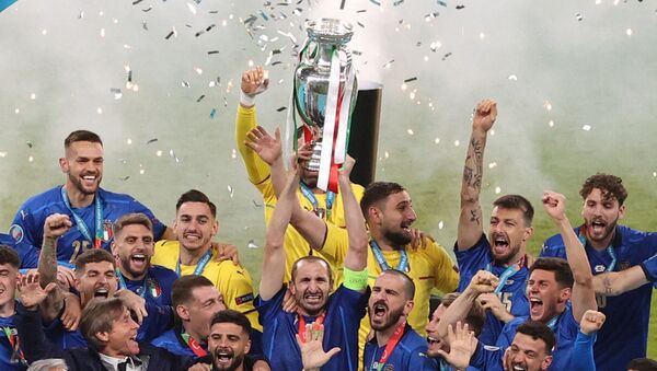 Hậu vệ Giorgio Chiellini của đội tuyển Ý giữ cúp vô địch châu Âu khi giành chiến thắng trong trận chung kết EURO 2020 giữa Ý và Anh trên sân vận động Wembley (ngày 12 tháng 7 năm 2021). London - Sputnik Việt Nam