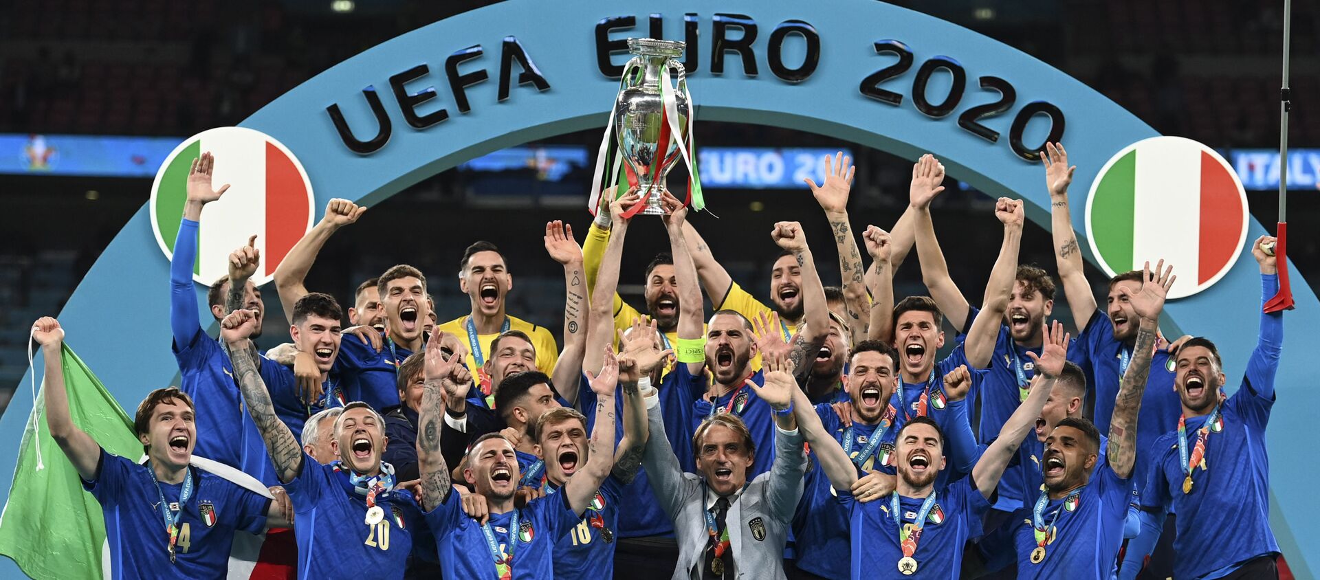 Đội tuyển quốc gia Ý ăn mừng trên bục vinh quang sau khi giành phần thắng trong trận chung kết Euro 2020 - Sputnik Việt Nam, 1920, 12.07.2021
