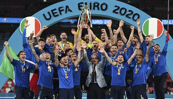 Đội tuyển quốc gia Ý ăn mừng trên bục vinh quang sau khi giành phần thắng trong trận chung kết Euro 2020 - Sputnik Việt Nam