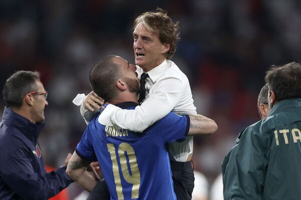 Roberto Mancini ăn mừng với Leonardo Bonucci sau khi Ý giành chiến thắng trong trận chung kết Giải vô địch bóng đá châu Âu 2020 - Sputnik Việt Nam
