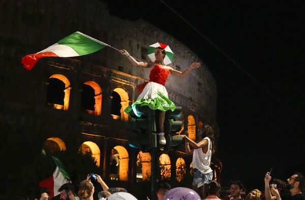 Người hâm mộ Ý ăn mừng chiến thắng ở Rome - Sputnik Việt Nam