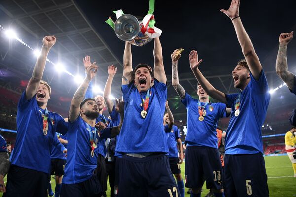 Các cầu thủ Ý ăn mừng chiến thắng sau trận chung kết Euro 2020 - Sputnik Việt Nam