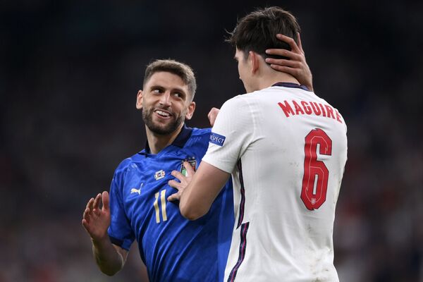 Cầu thủ Domenico Berardi của ĐT Ý và cầu thủ Harry Maguire của ĐT Anh trong trận chung kết Euro 2020 - Sputnik Việt Nam