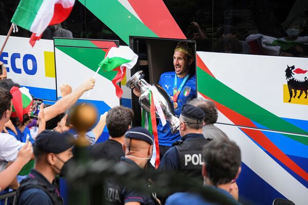 Cầu thủ đội tuyển Ý Giorgio Chiellini với chiếc cúp bước xuống xe cạnh khách sạn Parco dei Principi sau khi đội đoạt giải vô địch Euro 2020 - Sputnik Việt Nam