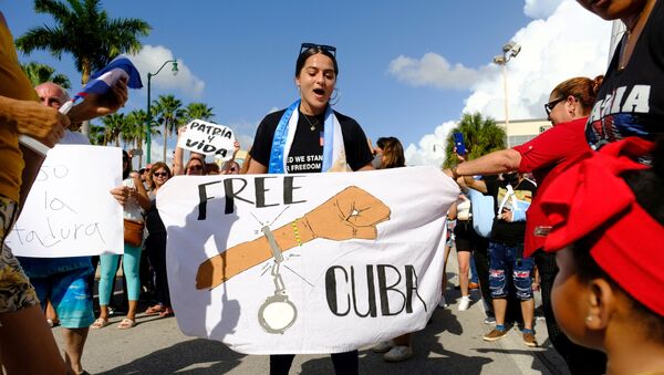 Những người di cư Cuba ở Little Havana phản ứng trước tin về các cuộc biểu tình diễn ra tại Cuba chống lại nền kinh tế đang suy thoái, Miami, Florida, Hoa Kỳ, ngày 11 tháng Bảy năm 2021. - Sputnik Việt Nam