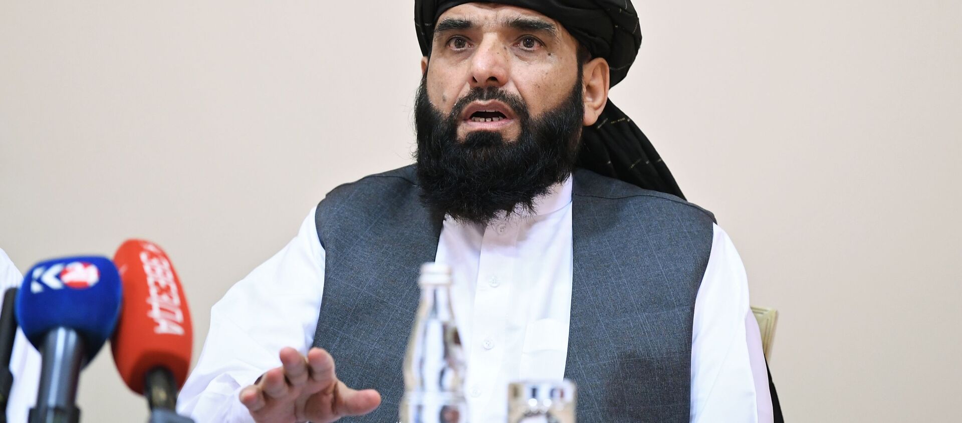 Đại diện phái đoàn của văn phòng chính trị của Taliban Mohammad Sohail Shahin tại một cuộc họp báo ở Moscow - Sputnik Việt Nam, 1920, 12.07.2021