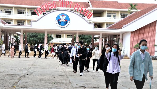 Các thí sinh tại Gia Lai chấp hành nghiêm quy chế kỳ thi và công tác phòng, chống dịch COVID-19. - Sputnik Việt Nam