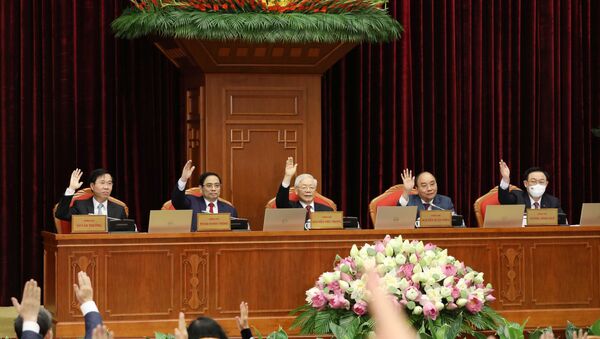 Các đồng chí lãnh đạo Đảng, Nhà nước biểu quyết thông qua chương trình Hội nghị. - Sputnik Việt Nam