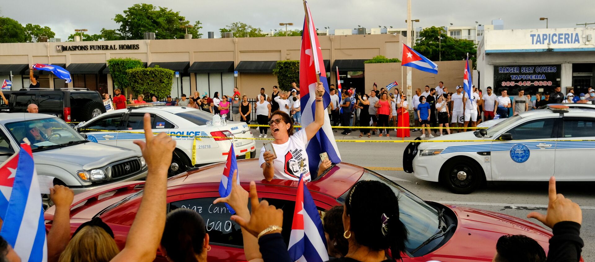 Mít tinh biểu thị tình đoàn kết với những người biểu tình ở Cuba tại Little Havana, ngoại ô Miami, bang Florida, Hoa Kỳ, 12/7/2021 - Sputnik Việt Nam, 1920, 14.07.2021