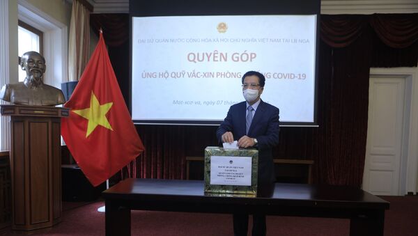 Đại sứ đặc quyền toàn quyền Việt Nam tại LB Nga Đặng Minh Khôi ủng hộ quỹ vắc xin phòng Covid-19. - Sputnik Việt Nam