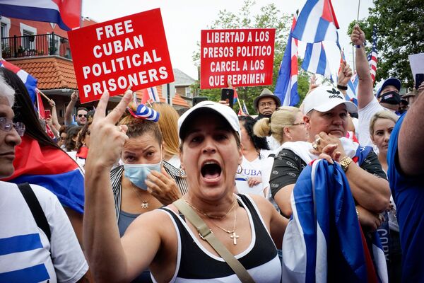 Thành viên cộng đồng Cuba phản ứng trước tin tức về các cuộc biểu tình ở Cuba, New Jersey - Sputnik Việt Nam