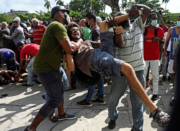 Người đàn ông bị bắt trong cuộc biểu tình chống chính phủ của Chủ tịch Cuba Miguel Diaz-Canel ở Havana - Sputnik Việt Nam
