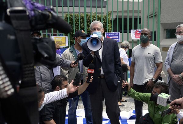 Đại sứ Cuba phát biểu trong cuộc biểu tình ủng hộ chính phủ của Chủ tịch Cuba Miguel Diaz-Canel bên ngoài Đại sứ quán Cuba ở Mexico City - Sputnik Việt Nam