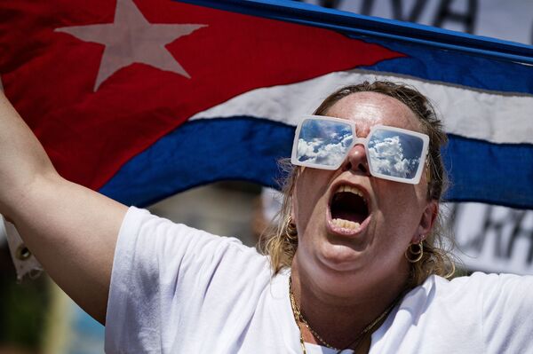 Người phụ nữ với lá cờ Cuba trong cuộc biểu tình trước Nhà Trắng ở Washington, Mỹ - Sputnik Việt Nam