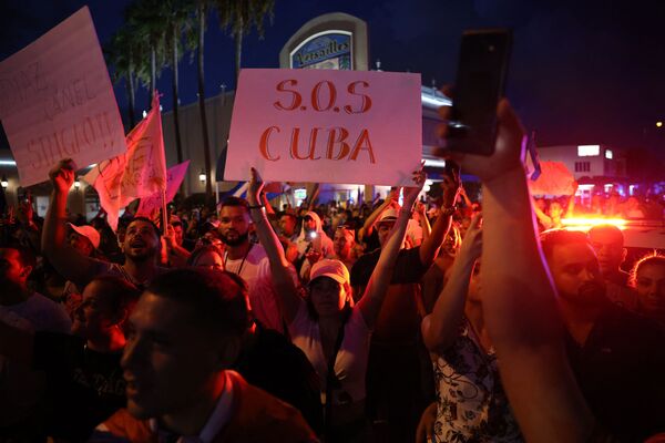 Mit tinh ủng hộ các cuộc biểu tình ở Cuba tại nhà hàng Cuba ở Miami, Florida - Sputnik Việt Nam