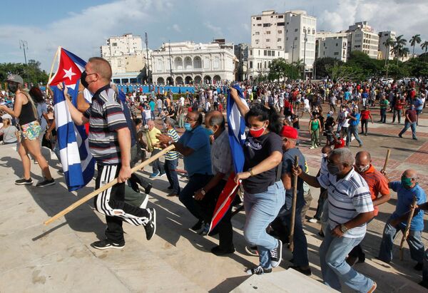 Những người ủng hộ chính phủ đi tuần hành trong cuộc biểu tình ở Havana, Cuba - Sputnik Việt Nam