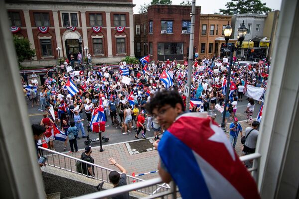 Tại New Jersey, Hoa Kỳ, thành viên của cộng đồng Cuba tuần hành và hưởng ứng thông báo về các cuộc biểu tình ở Cuba - Sputnik Việt Nam