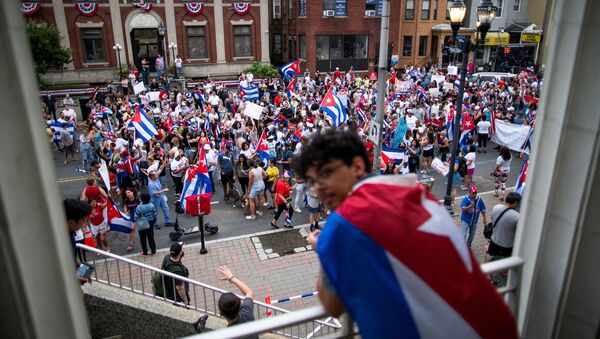 Tại New Jersey, Hoa Kỳ, thành viên của cộng đồng Cuba tuần hành và hưởng ứng thông báo về các cuộc biểu tình ở Cuba - Sputnik Việt Nam