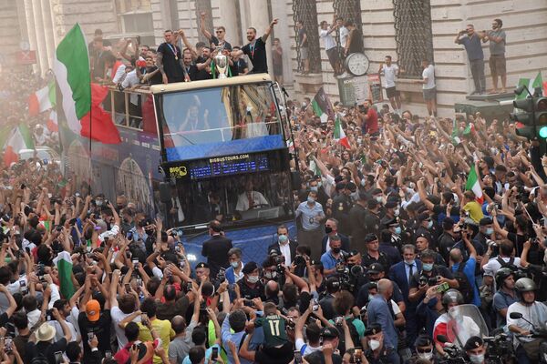 Cuộc diễu hành chiến thắng của các cầu thủ đội tuyển Ý với chiếc Cúp EURO 2020 trên xe buýt ở Roma - Sputnik Việt Nam