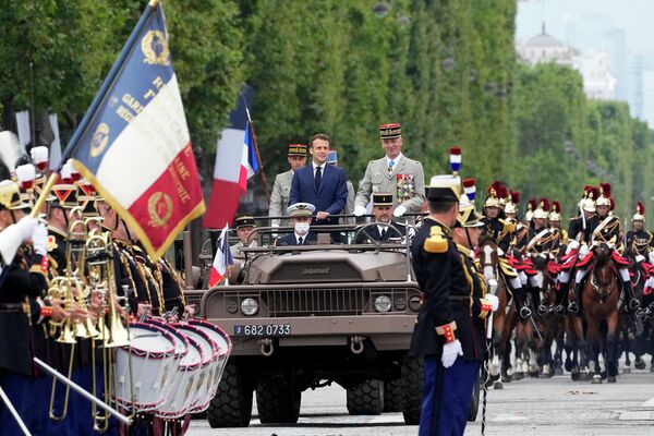Tổng thống Pháp Emmanuel Macron và Tướng François Lecointre trong cuộc diễu binh kỷ niệm Ngày Phá ngục Bastille - Sputnik Việt Nam