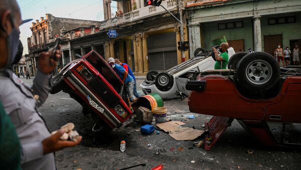 Những chiếc ô tô bị lật trong lúc xảy ra biểu tình ở Havana - Sputnik Việt Nam