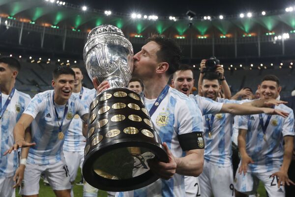 Danh thủ Argentina Lionel Messi hôn chiếc Cup sau khi đánh bại đội Brazil trong trận chung kết Cúp Bóng đá Mỹ - Sputnik Việt Nam