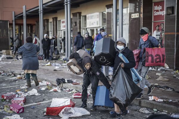 Đám bạo loạn cướp phá trung tâm mua sắm ở Vosloorus, Nam Phi - Sputnik Việt Nam