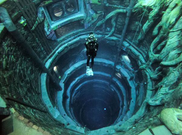 Lặn trong bể bơi Dive Dubai sâu nhất thế giới ở UAE - Sputnik Việt Nam