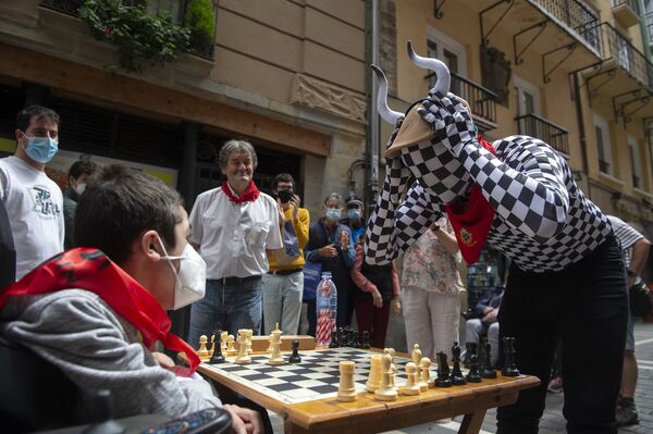 Những người tham gia «Cuộc chạy đua cờ vua» ở Pamplona, Tây Ban Nha - Sputnik Việt Nam