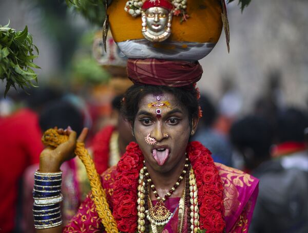 Nữ thành viên lễ hội Bonalu ở Hyderabad, Ấn Độ - Sputnik Việt Nam