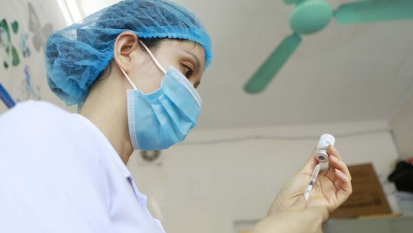 Chuẩn bị vaccine trước khi tiêm cho đối tượng ưu tiên tại Trung tâm y tế thành phố Vĩnh Yên, tỉnh Vĩnh Phúc - Sputnik Việt Nam