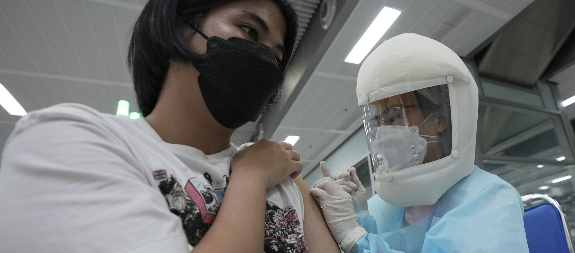 Nhân viên y tế tiêm vắc xin AstraZeneca COVID-19 tại Trung tâm tiêm chủng trung ương ở Bangkok, Thái Lan - Sputnik Việt Nam, 1920, 17.07.2021