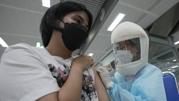 Nhân viên y tế tiêm vắc xin AstraZeneca COVID-19 tại Trung tâm tiêm chủng trung ương ở Bangkok, Thái Lan - Sputnik Việt Nam