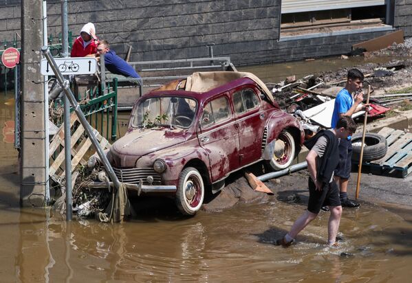 Xe hư hỏng sau trận lũ lụt ở Bỉ - Sputnik Việt Nam