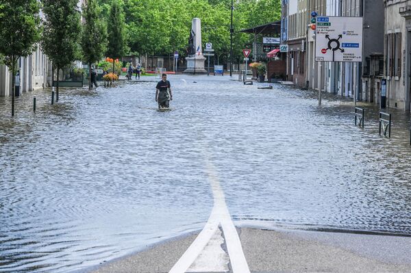 Lính cứu hỏa trên đường phố ngập lụt ở Pháp - Sputnik Việt Nam