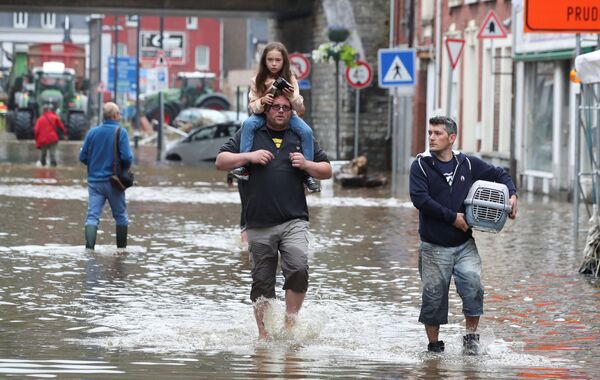 Những người trên đường phố ngập lụt ở Bỉ - Sputnik Việt Nam