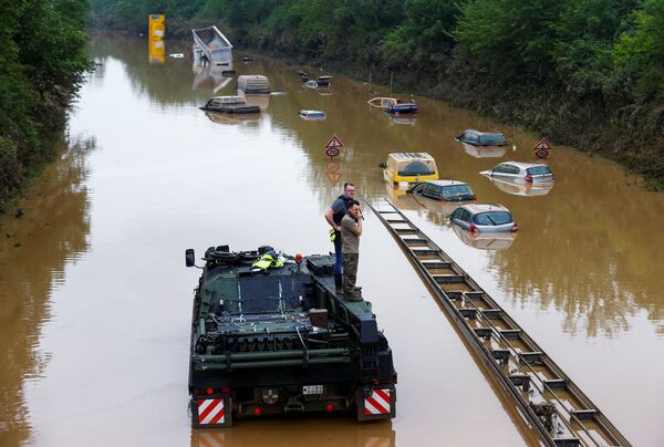 Cảnh sát và quân nhân trên một chiếc xe lội nước ở Đức - Sputnik Việt Nam