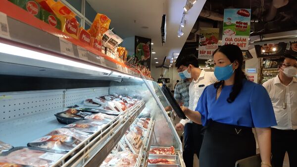 Đoàn kiểm tra của Sở Công Thương Hà Nội kiểm tra tại siêu thị Vinmart Trần Đăng Ninh (Cầu Giấy, Hà Nội) - Sputnik Việt Nam