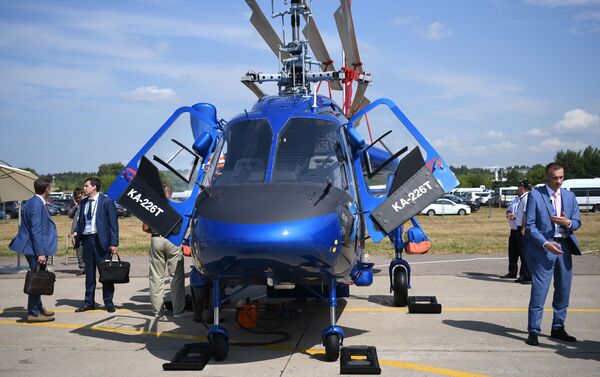 Các vị khách bên mẫu trực thăng đa năng Ka-226T của Nga tại MAKS-2021 - Sputnik Việt Nam