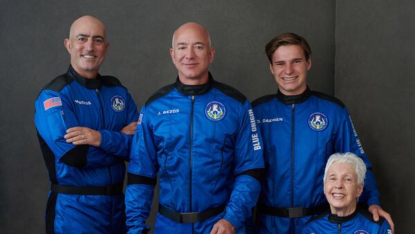 Người sáng lập Amazon Jeff Bezos và các phi hành gia Blue Origin trước chuyến bay lên rìa vũ trụ - Sputnik Việt Nam