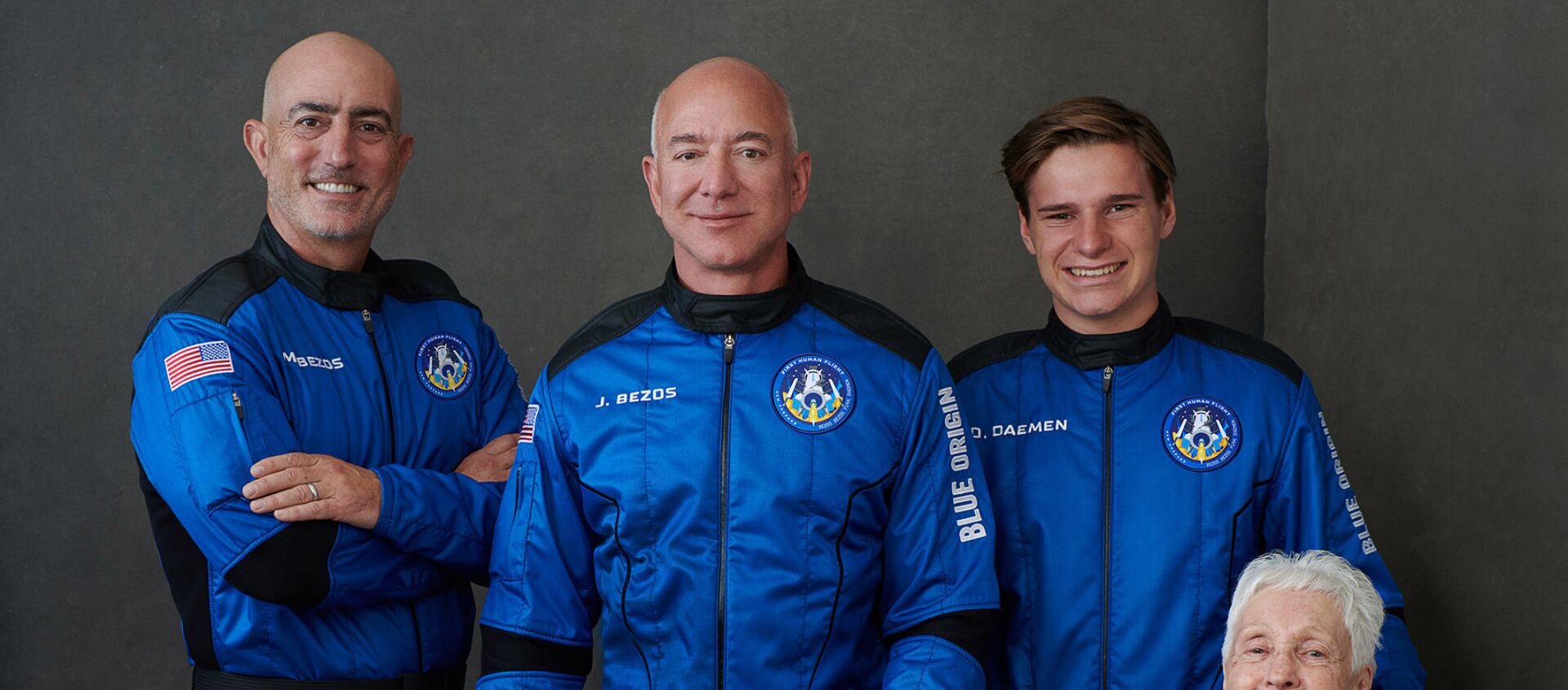Người sáng lập Amazon Jeff Bezos và các phi hành gia Blue Origin trước chuyến bay lên rìa vũ trụ - Sputnik Việt Nam, 1920, 20.07.2021