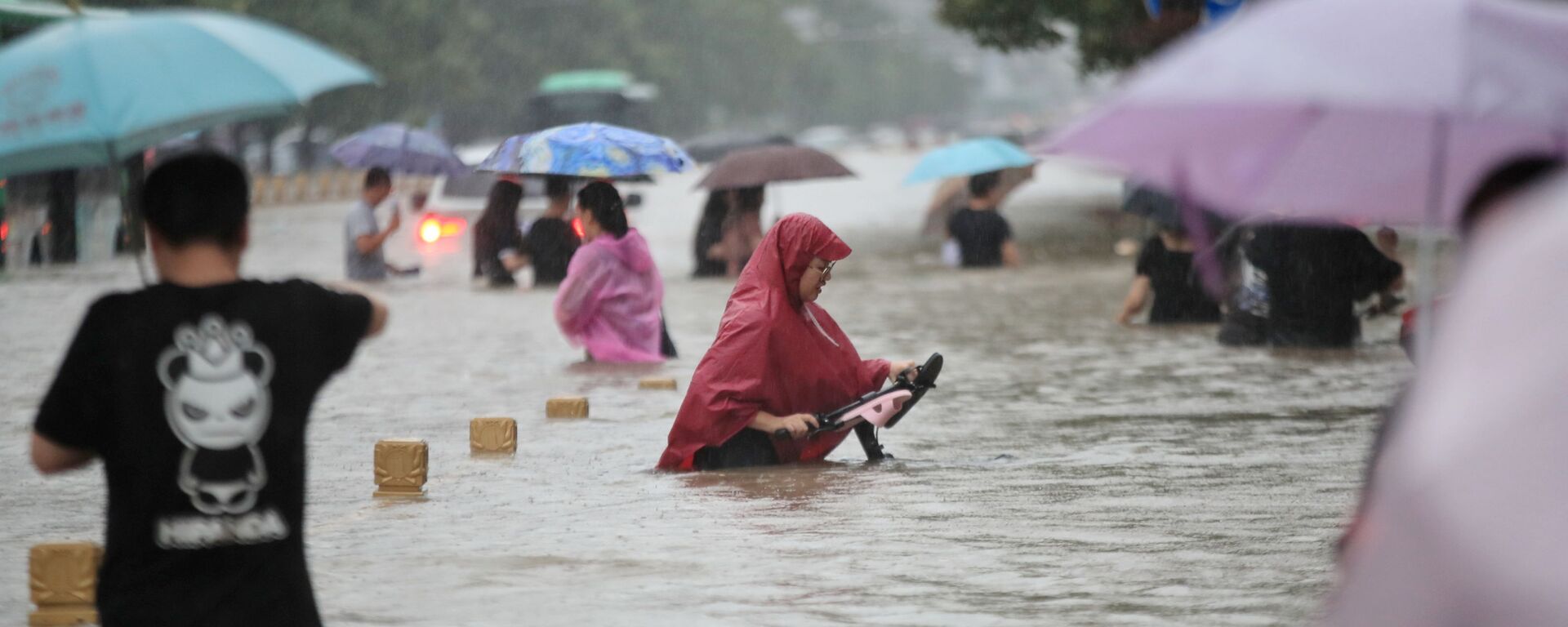 Người dân Trung Quốc trên những đường phố ngập lụt ở thành phố Trinh Châu, tỉnh Hà Nam, Trung Quốc, ngày 20/7/2021 - Sputnik Việt Nam, 1920, 21.07.2021
