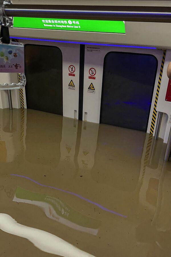Toa tàu điện ngầm ngập nước sau lũ lụt ở Trịnh Châu, tỉnh Hà Nam, Trung Quốc - Sputnik Việt Nam