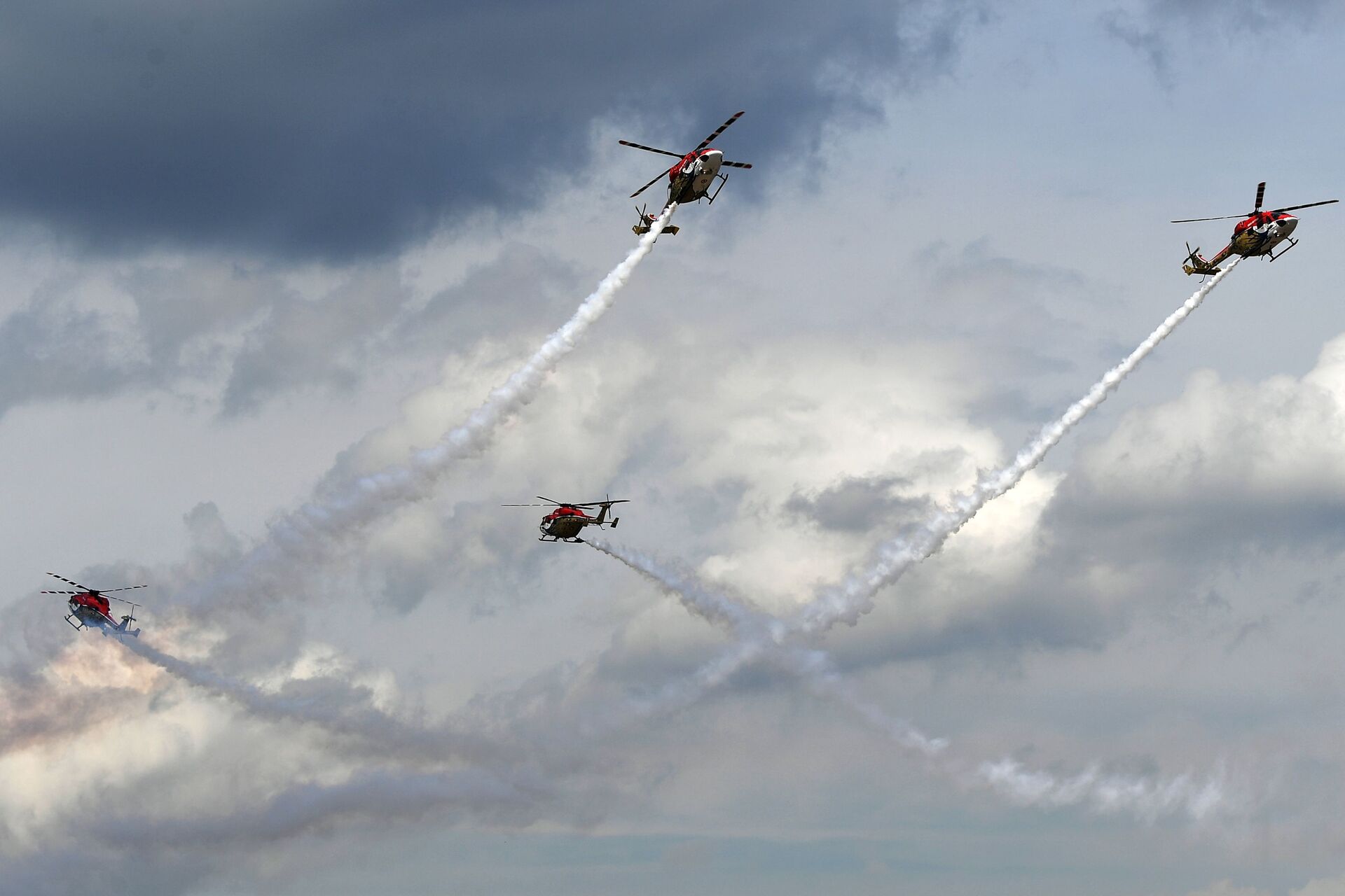 Đội nhào lộn trên máy bay trực thăng đến từ Ấn Độ lần đầu tiên trình diễn tại MAKS-2021 - Sputnik Việt Nam, 1920, 21.07.2021