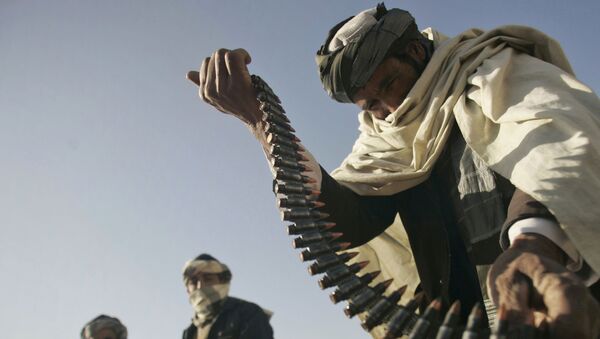 Cựu chiến binh Taliban cầm băng đạn trong tay - Sputnik Việt Nam