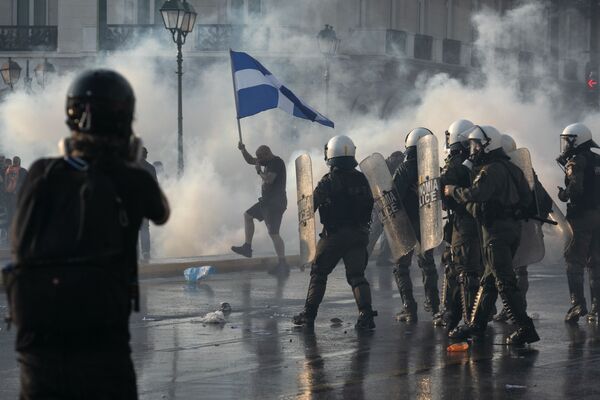 Cảnh sát Hy Lạp dùng hơi cay để giải tán những người biểu tình chống tiêm chủng ở trung tâm Athens - Sputnik Việt Nam