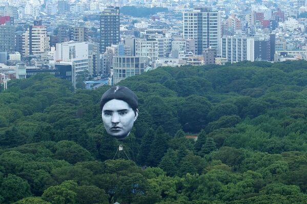 Khinh khí cầu do nhóm nghệ thuật Nhật Bản mé chế tạo bay lượn trên công viên Yoyogi ở Tokyo, Nhật Bản - Sputnik Việt Nam