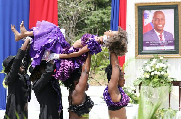 Vũ công Haiti biểu diễn trong buổi lễ tôn vinh cố Tổng thống Haiti Jovenel Moise tại Bảo tàng Quốc gia Pantheon ở Port-au-Prince, Haiti - Sputnik Việt Nam