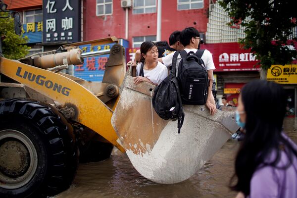 Người dân trên xe xúc sau trận mưa lớn ở Trịnh Châu, Trung Quốc - Sputnik Việt Nam