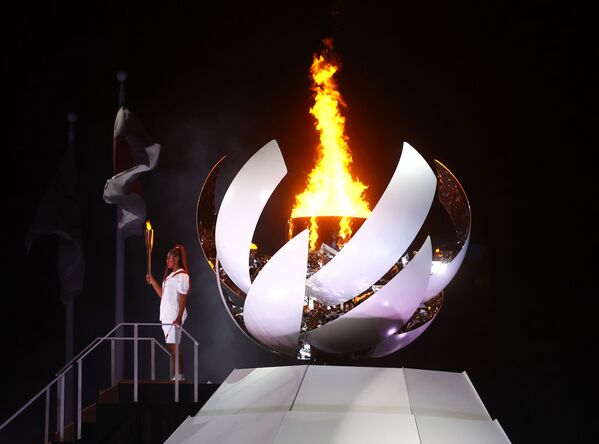 Naomi Osaka của Nhật Bản cầm ngọn đuốc Olympic sau khi thắp sáng chiếc vạc Olympic tại lễ khai mạc - Sputnik Việt Nam